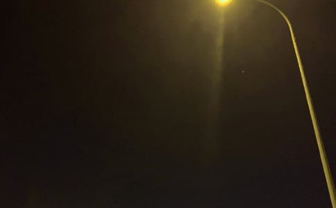 夜晚路灯下有感而发的感人句子