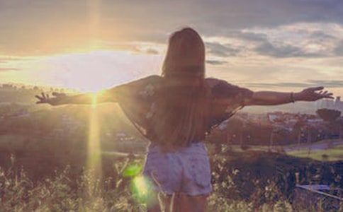 �ܾ����Ů��ǩ��